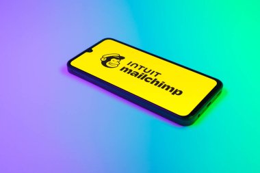 Prag, Çek Cumhuriyeti - 02 21 2025: Mailşempanze logosunu gösteren dizüstü bilgisayar.