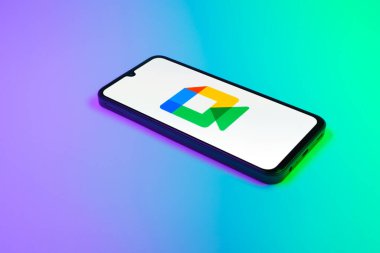 Prag, Çek Cumhuriyeti - 02 21 2025: Google Meet logosunu gösteren dizüstü bilgisayar.