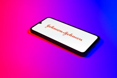 Prag, Çek Cumhuriyeti - 02 21 2025: Johnson ve Johnson 'ın logosunu gösteren dizüstü bilgisayar.