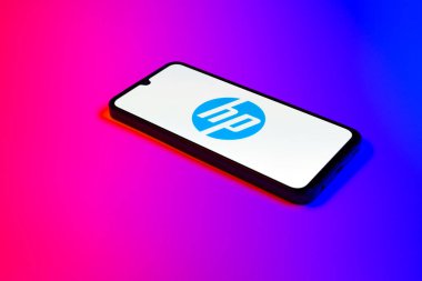 Prag, Çek Cumhuriyeti - 02-21-2025: Hewlett-Packard logosunu gösteren dizüstü bilgisayar.