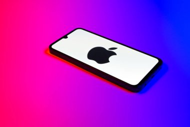 Prag, Çek Cumhuriyeti - 02 21 2025: Apple logosunu gösteren dizüstü bilgisayar.