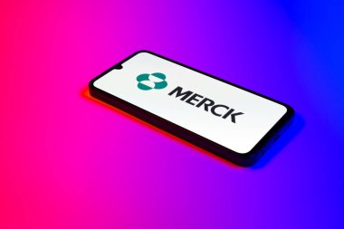 Prag, Çek Cumhuriyeti - 02 21 2025: Merck logosunu gösteren dizüstü bilgisayar.