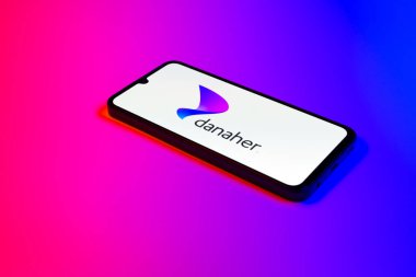 Prag, Çek Cumhuriyeti - 02 21 2025: Danaher logosunu gösteren dizüstü bilgisayar.