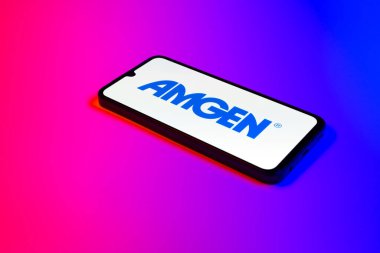 Prag, Çek Cumhuriyeti - 02 21 2025: Amgen logosunu gösteren dizüstü bilgisayar.