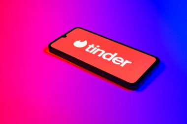 Prag, Çek Cumhuriyeti - 02 21 2025: Tinder logosunu gösteren dizüstü bilgisayar.