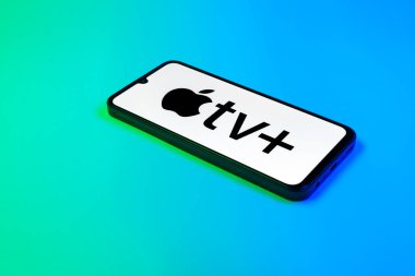 Prag, Çek Cumhuriyeti - 02 21 2025: Apple TV + logosunu gösteren dizüstü bilgisayar.