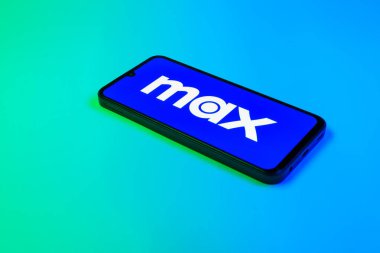 Prag, Çek Cumhuriyeti - 02-21-2025: Max logosunu gösteren dizüstü bilgisayar.