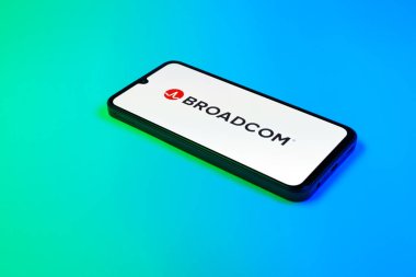 Prag, Çek Cumhuriyeti - 02 21 2025: Broadcom logosunu gösteren dizüstü bilgisayar.