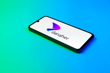 Prag, Çek Cumhuriyeti - 02 21 2025: Danaher logosunu gösteren dizüstü bilgisayar.