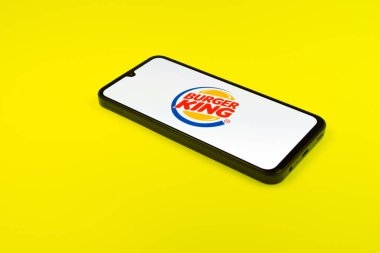 Prag, Çek Cumhuriyeti - 02 21 2025: Burger King logosunu gösteren dizüstü bilgisayar.