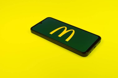 Prag, Çek Cumhuriyeti - 02 21 2025: McDonalds logosunu gösteren dizüstü bilgisayar.
