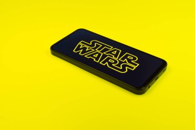 Prag, Çek Cumhuriyeti - 02 21 2025: Yıldız Savaşları logosunu gösteren dizüstü bilgisayar.