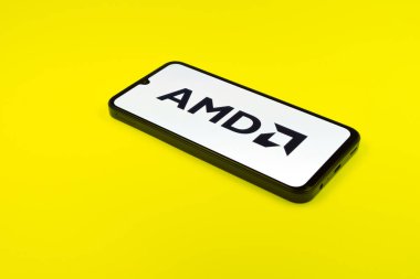 Prag, Çek Cumhuriyeti - 02 21 2025: Yüzeyde AMD logosu gösteren dizüstü bilgisayar.