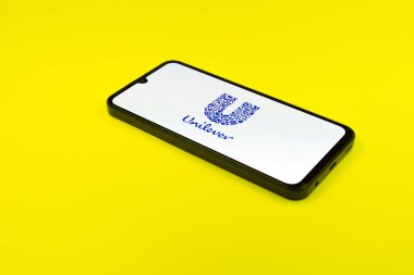 Prag, Çek Cumhuriyeti - 02 21 2025: Dizüstü bilgisayarda Unilever logosu görülüyor.