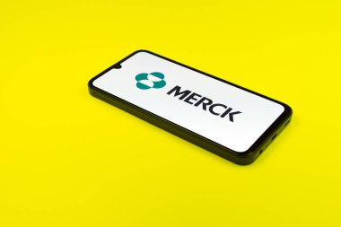 Prag, Çek Cumhuriyeti - 02 21 2025: Merck logosunu gösteren dizüstü bilgisayar.