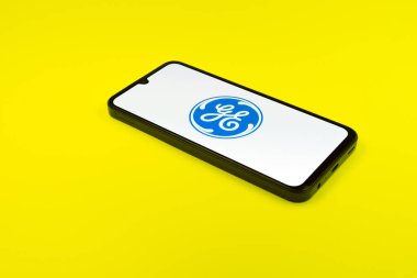 Prag, Çek Cumhuriyeti - 02 21 2025: Laptop yüzeyde Genel Elektrik logosunu gösteriyor.