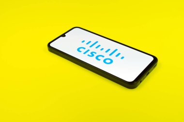 Prag, Çek Cumhuriyeti - 02 21 2025: Cisco logosunu gösteren dizüstü bilgisayar.