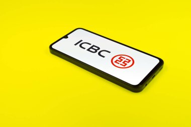 Prag, Çek Cumhuriyeti - 02 21 2025: ICBC logosunu gösteren dizüstü bilgisayar.