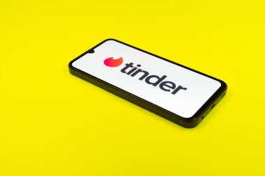 Prag, Çek Cumhuriyeti - 02 21 2025: Tinder logosunu gösteren dizüstü bilgisayar.