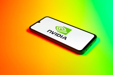 Prag, Çek Cumhuriyeti - 02 21 2025: NVIDIA logosunu gösteren dizüstü bilgisayar.