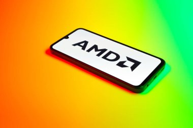 Prag, Çek Cumhuriyeti - 02 21 2025: Yüzeyde AMD logosu gösteren dizüstü bilgisayar.