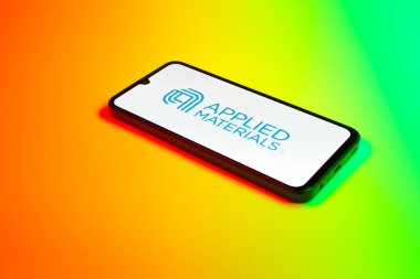 Prag, Çek Cumhuriyeti - 02-21-2025: Uygulamalı Malzeme logosunu gösteren dizüstü bilgisayar.