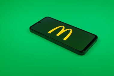 Prag, Çek Cumhuriyeti - 02 21 2025: McDonalds logosunu gösteren dizüstü bilgisayar.
