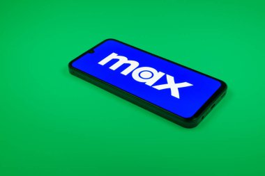 Prag, Çek Cumhuriyeti - 02-21-2025: Max logosunu gösteren dizüstü bilgisayar.