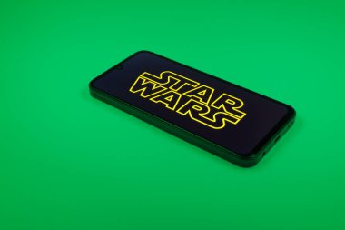 Prag, Çek Cumhuriyeti - 02 21 2025: Yıldız Savaşları logosunu gösteren dizüstü bilgisayar.