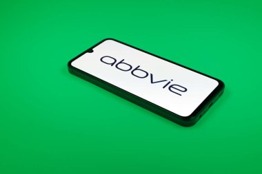 Prag, Çek Cumhuriyeti - 02 21 2025: AbbVie logosunu gösteren dizüstü bilgisayar.