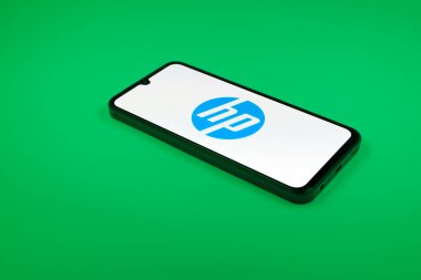 Prag, Çek Cumhuriyeti - 02-21-2025: Hewlett-Packard logosunu gösteren dizüstü bilgisayar.