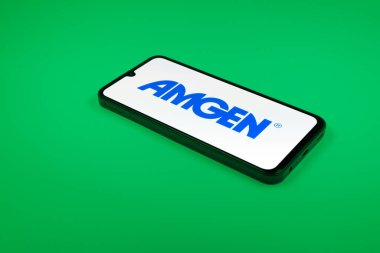 Prag, Çek Cumhuriyeti - 02 21 2025: Amgen logosunu gösteren dizüstü bilgisayar.
