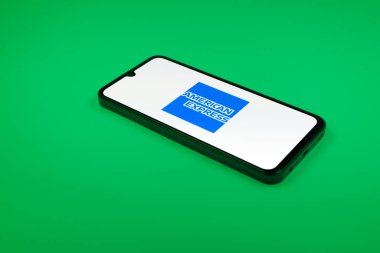 Prag, Çek Cumhuriyeti - 02-21-2025: Amerikan Ekspres logosunu gösteren dizüstü bilgisayar.