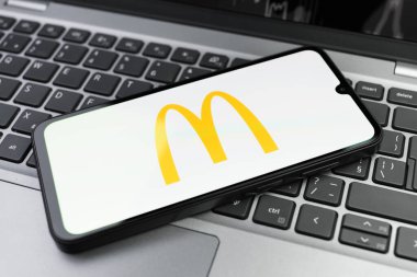 Prag, Çek Cumhuriyeti - 02 21 2025: McDonalds logosunu gösteren dizüstü bilgisayar.