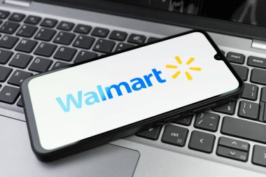Prag, Çek Cumhuriyeti - 02 21 2025: Walmart logosunu gösteren dizüstü bilgisayar.