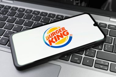 Prag, Çek Cumhuriyeti - 02 21 2025: Burger King logosunu gösteren dizüstü bilgisayar.