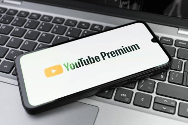 Prag, Çek Cumhuriyeti - 02 21 2025: Youtube Premium logosunu gösteren dizüstü bilgisayar.