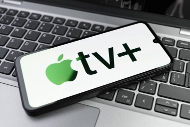 Prag, Çek Cumhuriyeti - 02 21 2025: Apple TV + logosunu gösteren dizüstü bilgisayar.