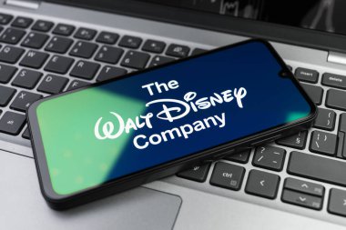 Prag, Çek Cumhuriyeti - 02 21 2025: Walt Disney logosunu gösteren dizüstü bilgisayar.