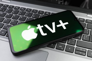 Prag, Çek Cumhuriyeti - 02 21 2025: Apple TV + logosunu gösteren dizüstü bilgisayar.