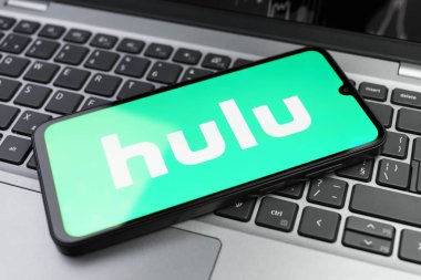 Prag, Çek Cumhuriyeti - 02 21 2025: Hulu logosunu gösteren dizüstü bilgisayar.