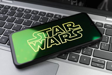 Prag, Çek Cumhuriyeti - 02 21 2025: Yıldız Savaşları logosunu gösteren dizüstü bilgisayar.