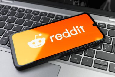 Prag, Çek Cumhuriyeti - 02 21 2025: Reddit logosunu gösteren dizüstü bilgisayar.