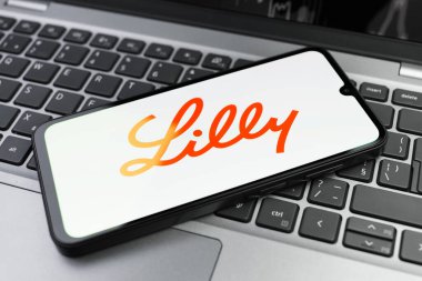 Prag, Çek Cumhuriyeti - 02 21 2025: Diz üstü bilgisayarda Eli Lilly logosu görünüyor.