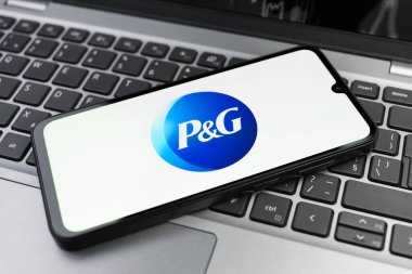 Prag, Çek Cumhuriyeti - 02 21 2025: Procter ve Gamble logosunu gösteren dizüstü bilgisayar.