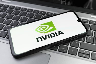 Prag, Çek Cumhuriyeti - 02 21 2025: NVIDIA logosunu gösteren dizüstü bilgisayar.
