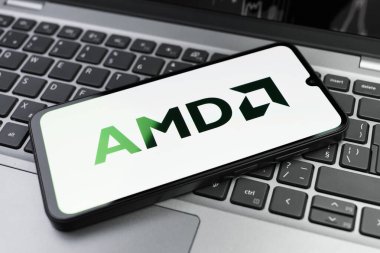 Prag, Çek Cumhuriyeti - 02 21 2025: Yüzeyde AMD logosu gösteren dizüstü bilgisayar.