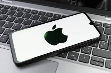 Prag, Çek Cumhuriyeti - 02 21 2025: Apple logosunu gösteren dizüstü bilgisayar.