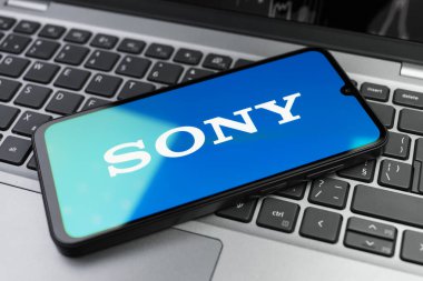 Prag, Çek Cumhuriyeti - 02 21 2025: Sony logosunu gösteren dizüstü bilgisayar.