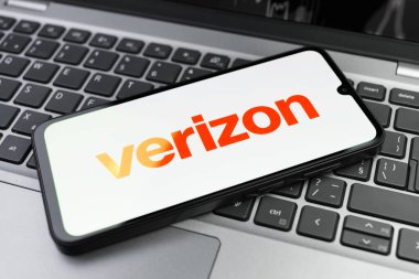 Prag, Çek Cumhuriyeti - 02 21 2025: Verizon logosunu gösteren dizüstü bilgisayar.
